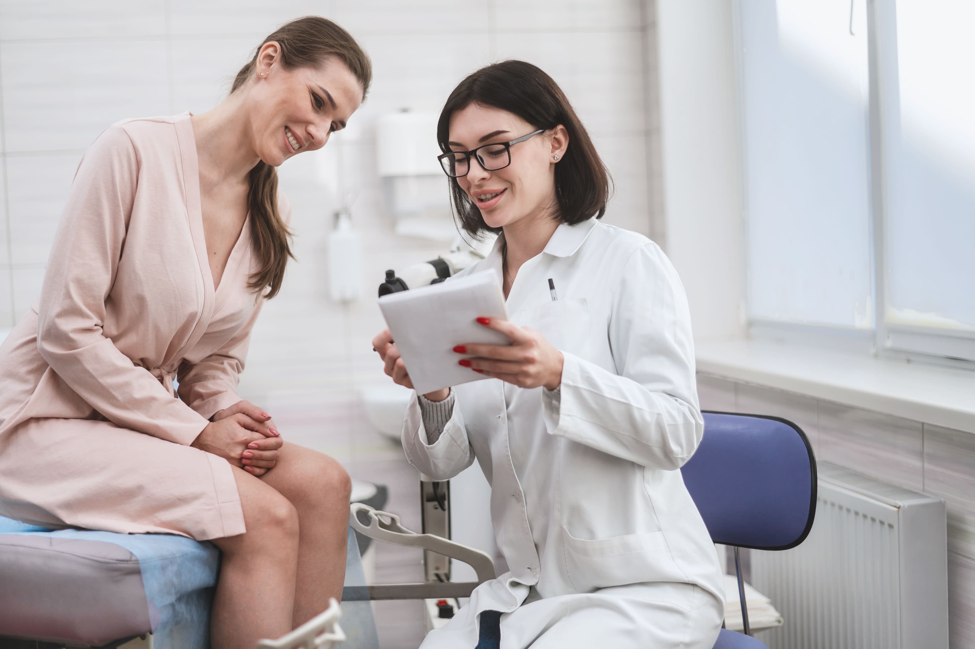 Kobieta omawia ze swoją lekarką, jakie są objawy raka szyjki macicy i czynniki ryzyka